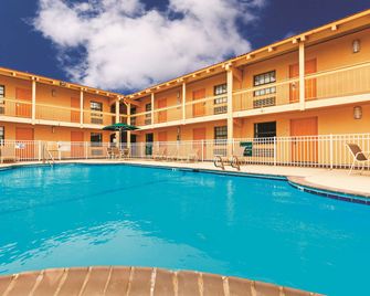 La Quinta Inn by Wyndham Odessa - אודסה - בריכה