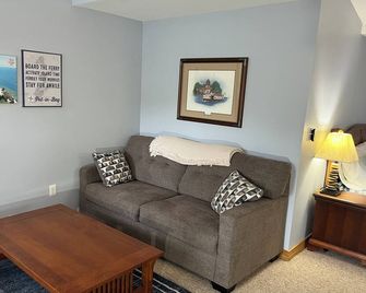 Toledo House Guest Suite B. Catering to Couples. Great Location downtown PIB - Put-in-Bay - Sala de estar