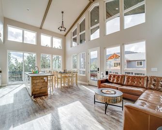 Hot Tub + Deck: Mtn-View Pine Getaway! - Pine - Sala de estar