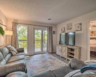 Branson West Condo - 2 Mi to Silver Dollar City - Branson West - Living room