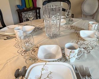 Offering 50 % discounts on stays of 28 days or more!! 10% on 7 or more days! - Pittsburgh - Dining room