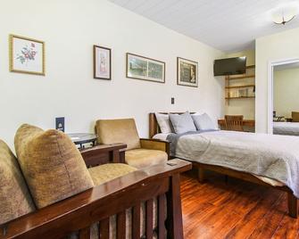 Quiet, quaint, quintessential cottage in Solitude with kitchenette & free WiFi - Albion - Bedroom