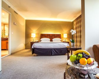Ramada by Wyndham Sofia City Center - Sofia - Camera da letto