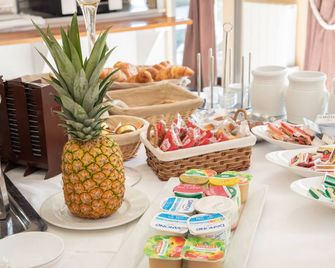 Hôtel Garabel - Plaisir - Buffet