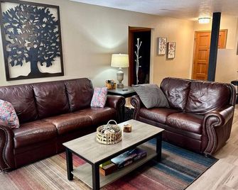 Serenity Now In Beautiful Sedona - 3 Br 2 Ba - Village of Oak Creek - Sala de estar