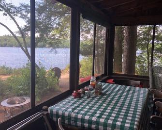 Charming Waterfront Cabin with Mountain View and Private Beach Access! - Bridgton - Dining room