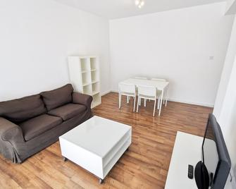 Island Time Holiday Apartment - Larnaca - Living room