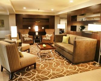 Best Western Harvest Inn & Suites - Grand Forks - Living room