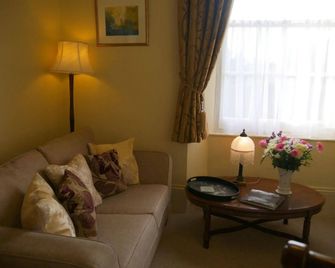 Muntham Holiday Apartments & Town House - Torquay - Living room