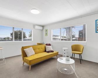 The Bunkers - Urban meets Rustic - Te Awamutu - Wohnzimmer