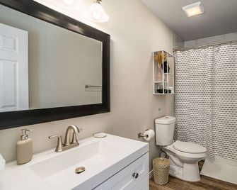 The Southern Sapphire - A Cozy Lake View Getaway - Granbury - Badkamer