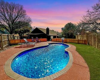 Happy little get away with pool and hot tub - Live Oak - Pool