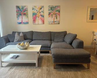 2 Bedroom Beachfront as seen on HGTV!!! Ground floor - Freeport - Vardagsrum
