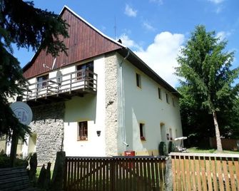 Bed And Breakfast Tvrz - Velká Bukovina - Edificio