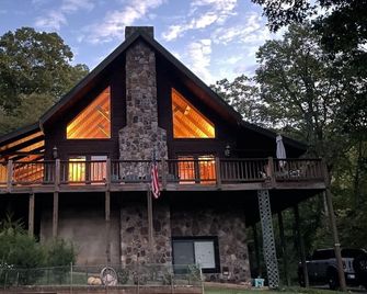 Breathtaking mountain views with 3 master suites, a hot tub + detached game room - Hiawassee - Building