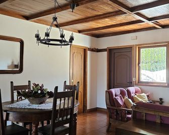 Casa das Acácias - كابيسييراس دى باستو - غرفة طعام