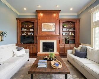 Corporate Executive Home King Beds Strong Wi-Fi - Urbandale - Living room