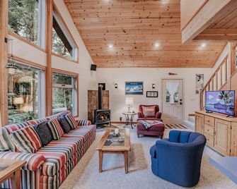 Snowline Cabin #75 - Wifi - Pets Ok - Bbq - Glacier - Living room