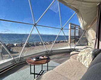 Dome 1 · Luxury Lakeside Dome Experience With Hot Tub - West Bay - Balcón
