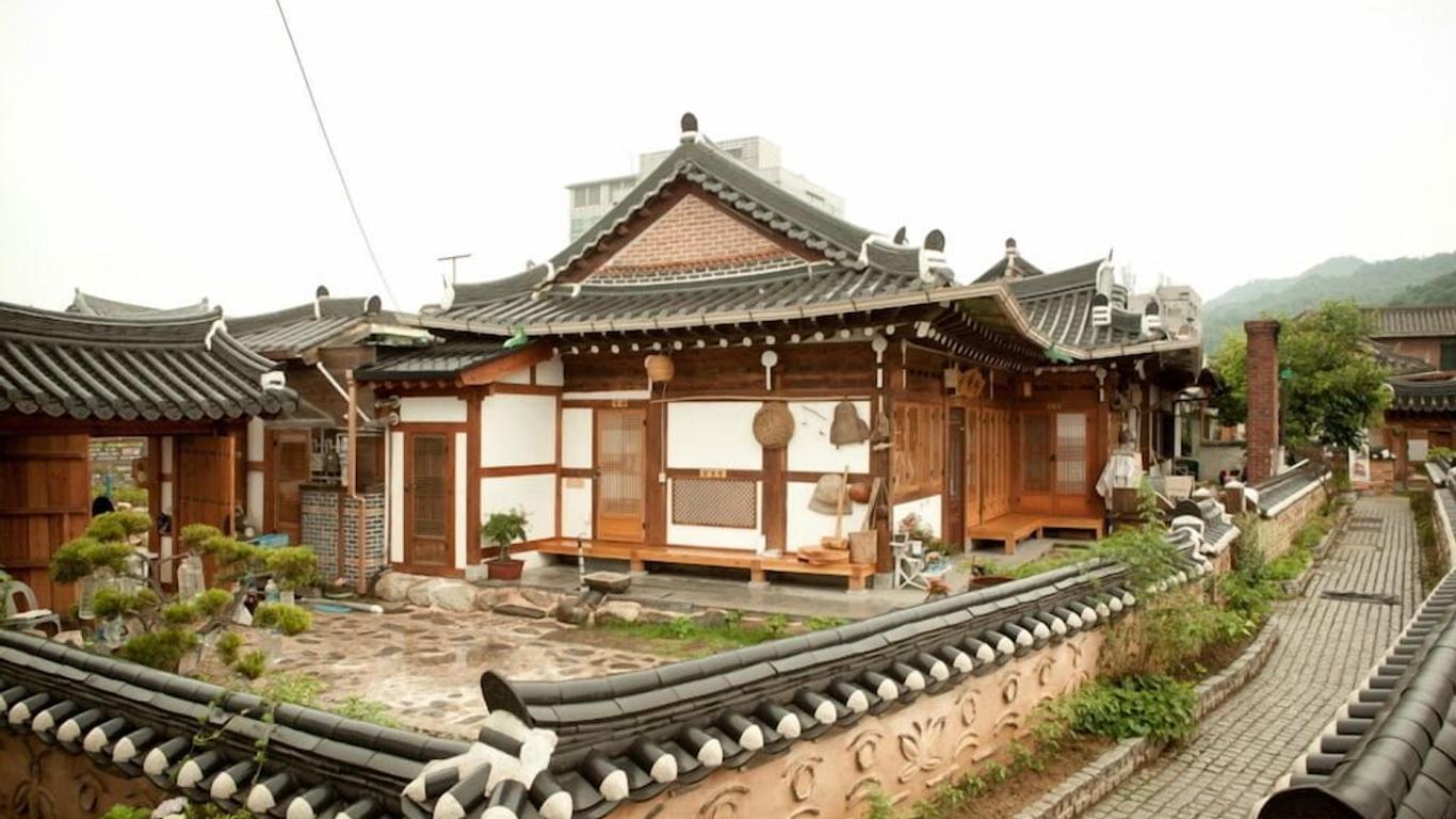 Jeonju Hanokmaeul ilakdang Sarangchae