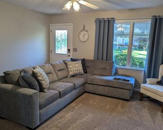 Redwood Retreat in Dry Ridge, KY Minutes from Ark and Wedding Venues - Dry Ridge - Sala de estar
