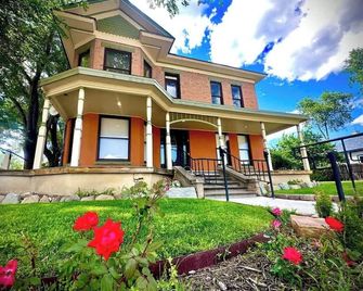 Historic Queen Anne Art House Walk to Downtown - Raton - Budova