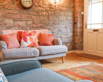 Cloudberry Cottage - Matlock - Living room