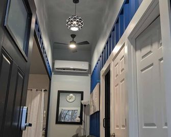 Blue Tin Inn - Charming 1-bedroom Shipping Container Home in French Lick - French Lick - Hallway