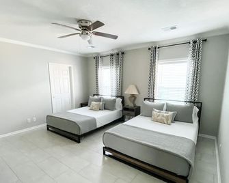 Rip Line Lodge at Venice Marina- 3bedroom/2bath lodge - Venice - Bedroom