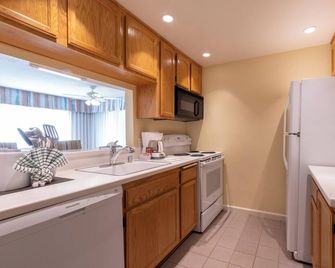 Enjoy a Hassle-Free Stay! 3 Convenient Units w/ Full Kitchen | Pool | Parking - Ramona - Cocina