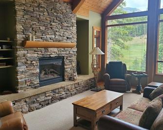 Ski In Panorama Cabin with 4 bedrooms and Private Hot tub - Panorama - Living room