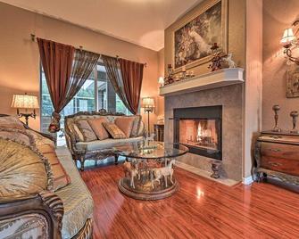 Elegant Valrico Home ~ 15 Mi to Downtown Tampa! - Valrico - Living room