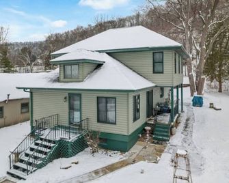 Pet-friendly, Comfy 2-Story near Mississippi River - La Crescent - Building