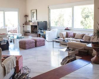 Alia's Picturesque Villa. - Mytilene - Living room