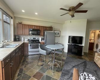 1 Bedroom Executive Lakeview Suite - Summerland - Kitchen
