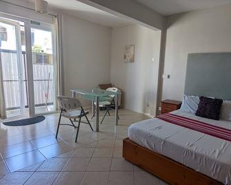 studio with fitted kitchen and bathroom,shared swimming pool and washing machine - Mahébourg - Bedroom