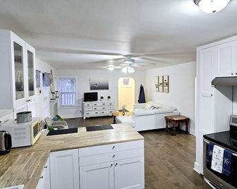 Bright and cozy riverfront home in the heart of Canada's Prettiest Little Town! - Paris - Kitchen