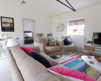 Oak Cottage - Modern, Cosy Two Bed with Countryside Views and River Access - Ely - Living room
