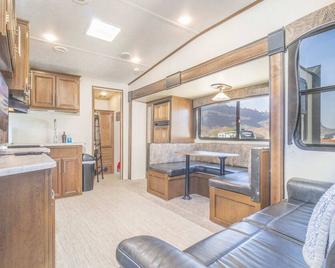 Outdoor Glamping Fully Setup Rv #27 - Bayfield - Sala de estar