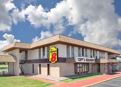Super 8 by Wyndham Windsor/Madison North - Windsor - Building