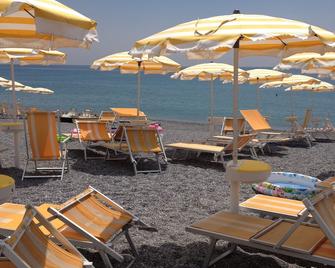 Sea views, stroll to beach, bars, cafes & restaurants - Scalea - Beach