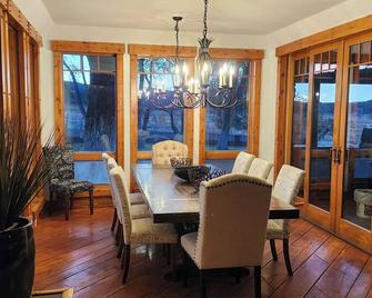 Charming unique 2-bdrm farmhouse in Mesa with WiFi, close to Powderhorn Ski Area - Mesa - Dining room