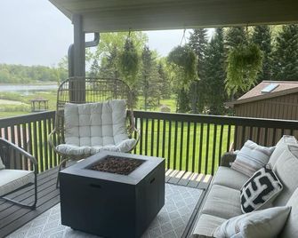 The Lazy Bear Lake House on beautiful Bear Lake, covered deck, great view - Manawa - Balcony