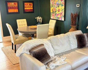 Hilltop Harborview Tucked in a Private Enclave Just 2 Blocks above Town, Hot-tub - Port Jefferson - Sala de estar