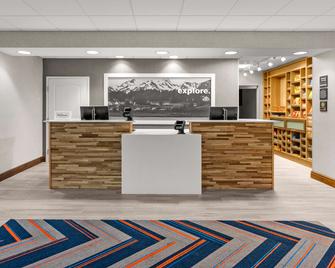 Hampton Inn & Suites Fairbanks - פיירבנקס - דלפק קבלה