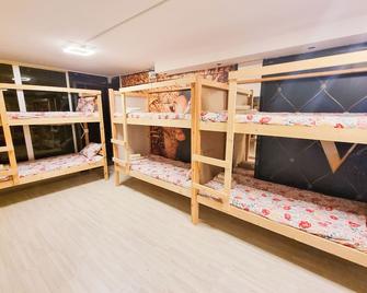 Unique City Hostel 100 meters from Beach - Lárnaca - Habitación