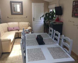 Night in a caravan with breakfast included (unusual guest room) - Landivisiau - Salle à manger