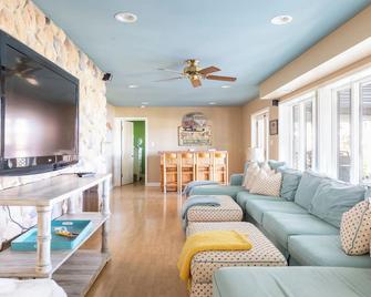 The Great Escape Blocks From Your Private Beach - Stevensville - Wohnzimmer