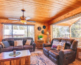 Duck Creek Village Cozy Cabin Near Fishing And Atv - Duck Creek Village - Living room