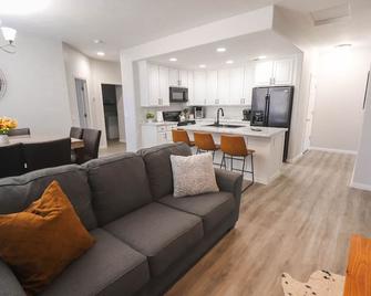 Modern Mid-Century 2 Bedroom Condo 2nd Floor - 메스키트 - 거실